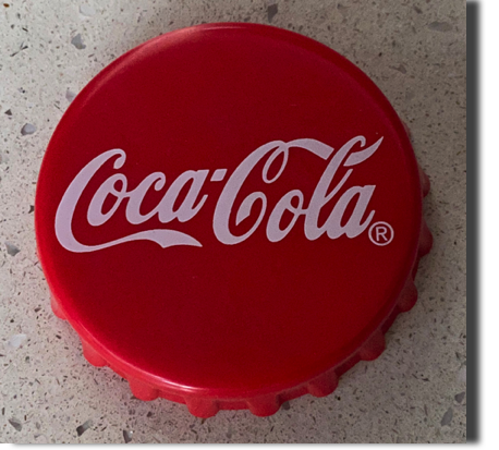 7848-4 € 1,50 coca cola opener in vorm dop.jpeg